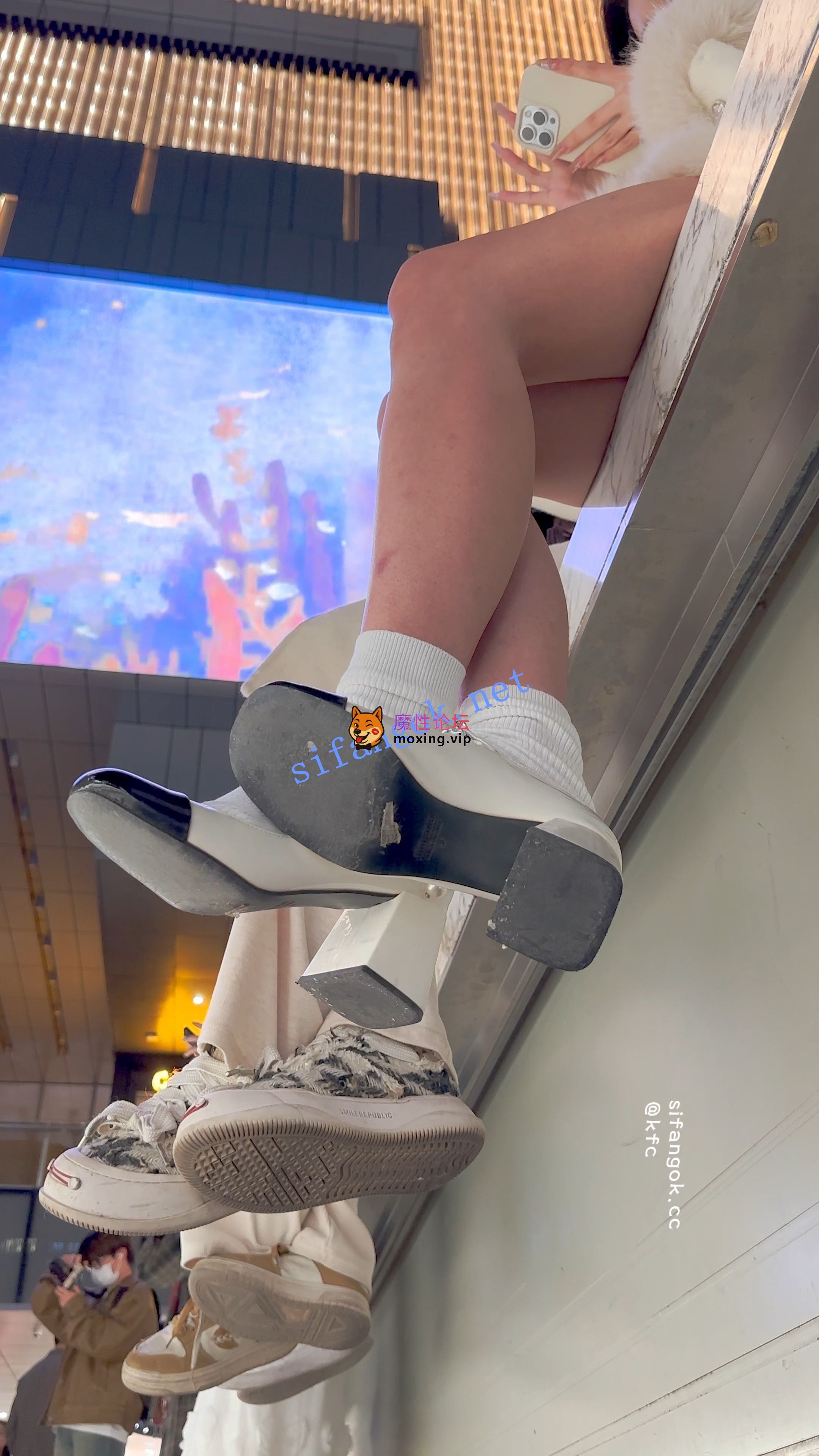 《KFC》极品美女雪天光腿·被摄影师各种拍·白色内微透黑森林《1V+618M/百度》 [-]