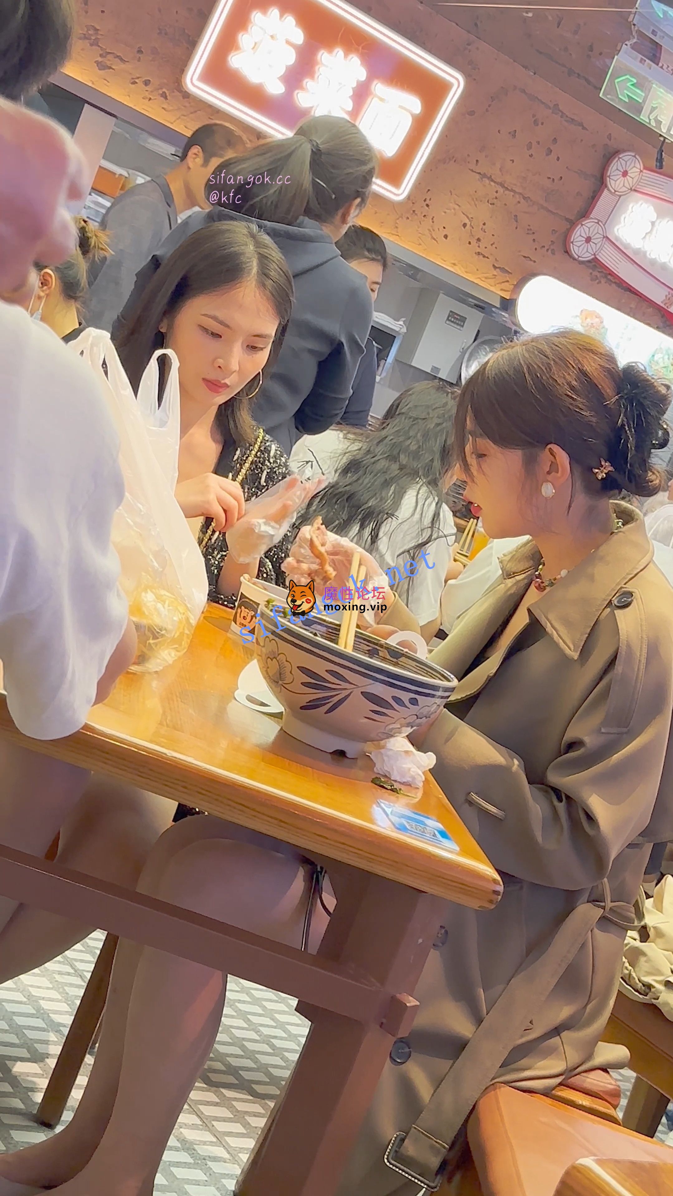 《KFC》两个骚货逛街·短裙骚窄内一箭双雕·同好也忍不住偷拍《1V+1.06G/百度》 [-]