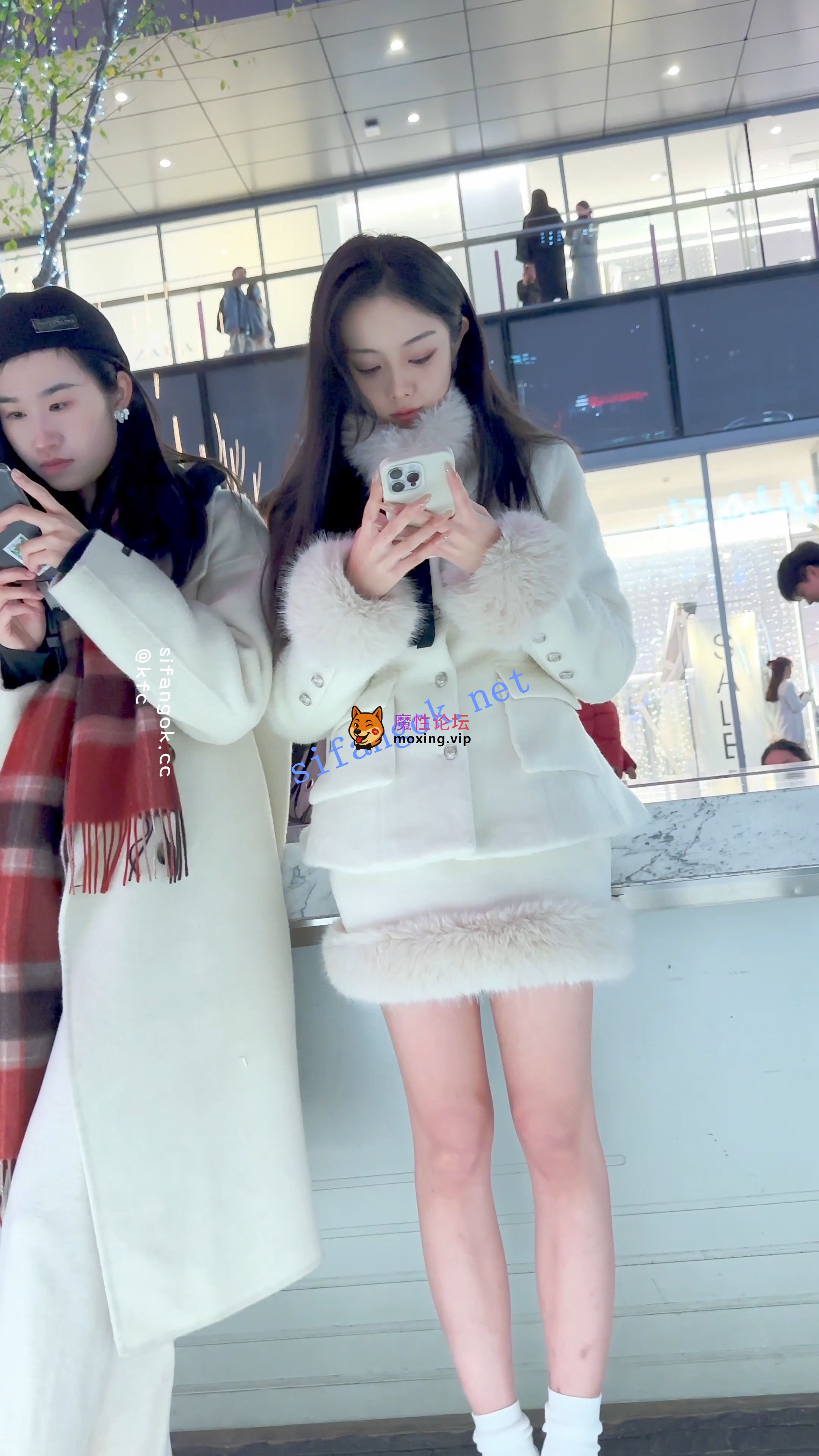 《KFC》极品美女雪天光腿·被摄影师各种拍·白色内微透黑森林《1V+618M/百度》 [-]