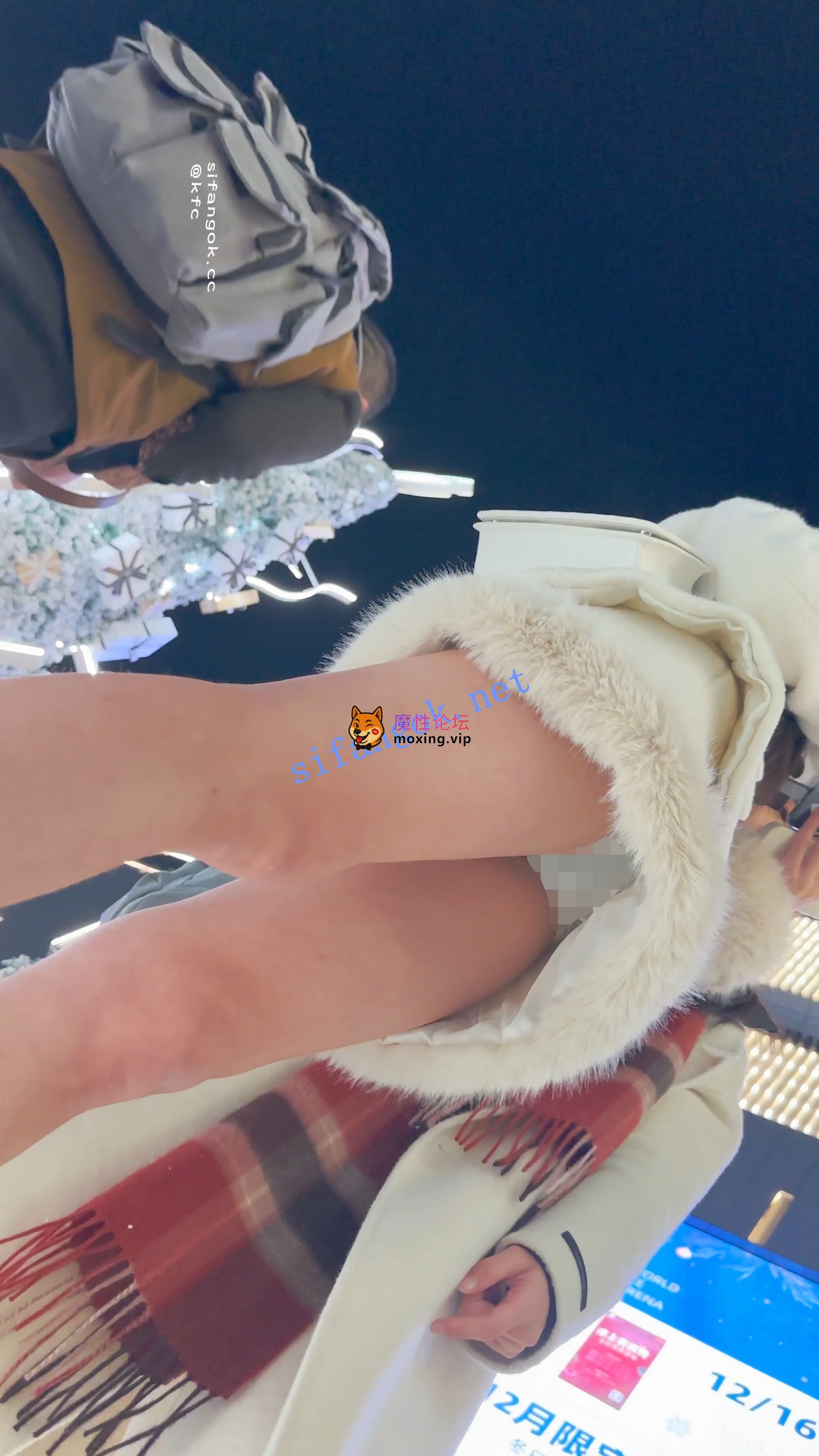 《KFC》极品美女雪天光腿·被摄影师各种拍·白色内微透黑森林《1V+618M/百度》 [-]