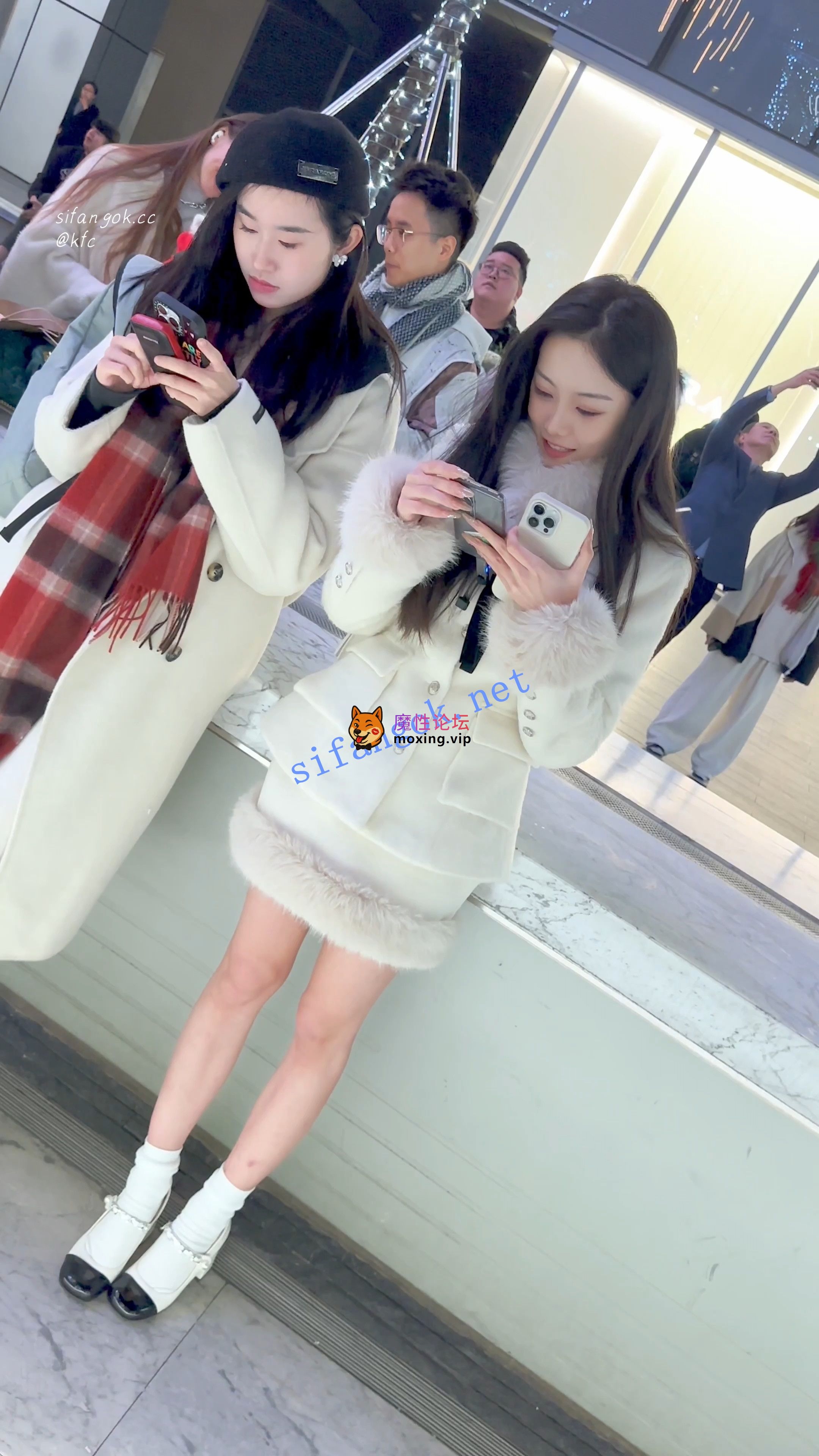 《KFC》极品美女雪天光腿·被摄影师各种拍·白色内微透黑森林《1V+618M/百度》 [-]