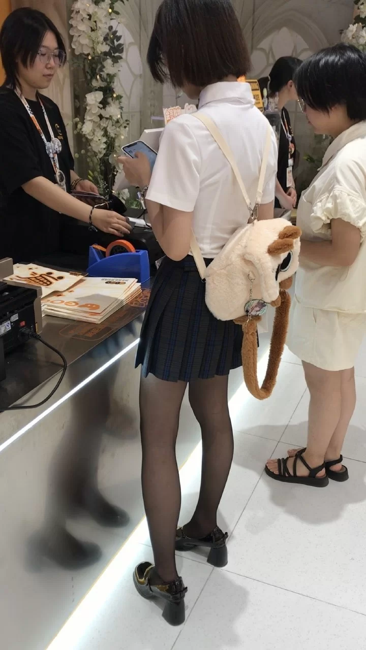 TK233-JK眼镜妹子开裆黑丝开闪 [5v，3p-15MB]