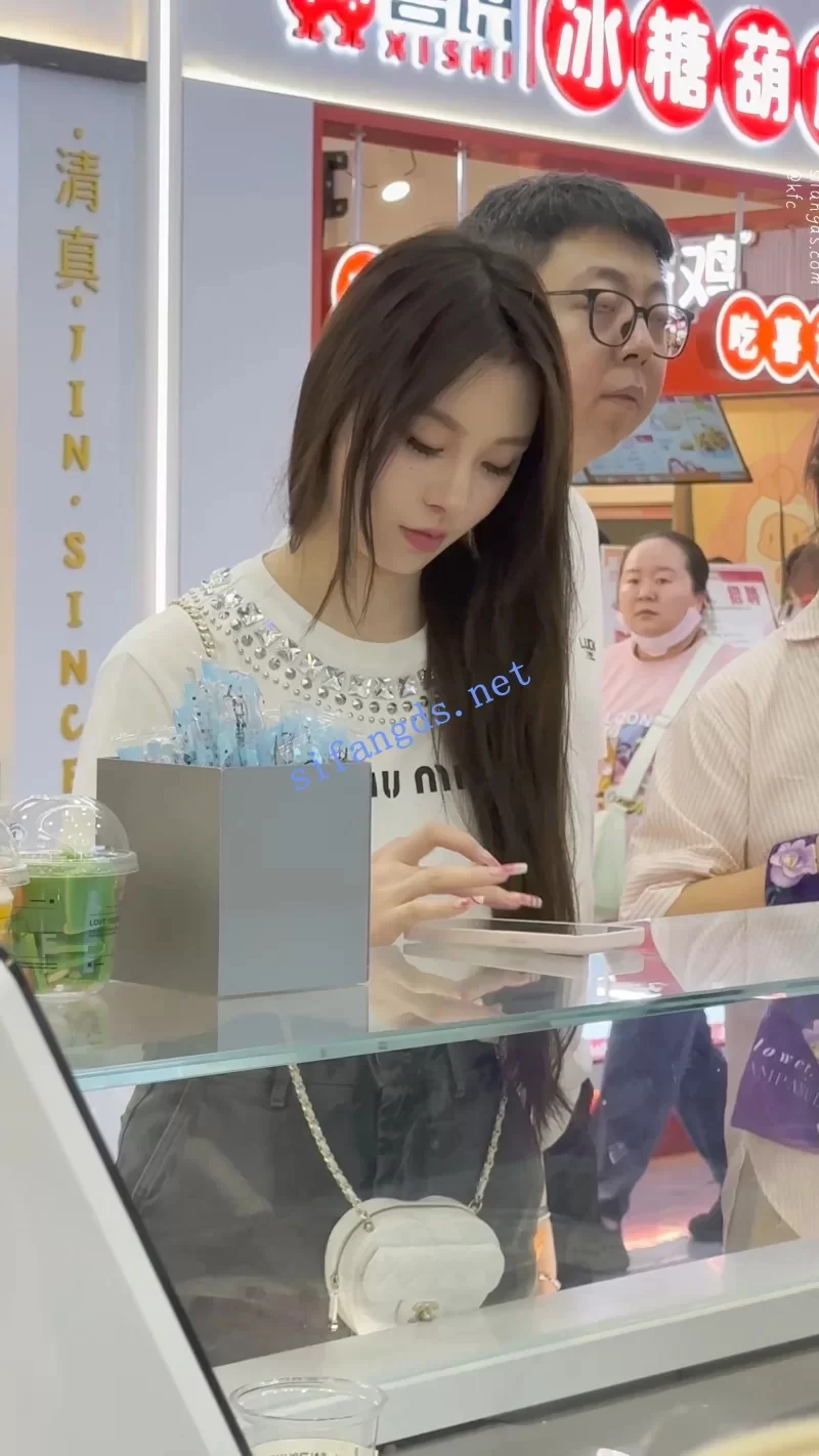 KFC短裙美女和闺蜜买奶茶·精装气质型·大哥一直偷看美女 [1V-812MB]