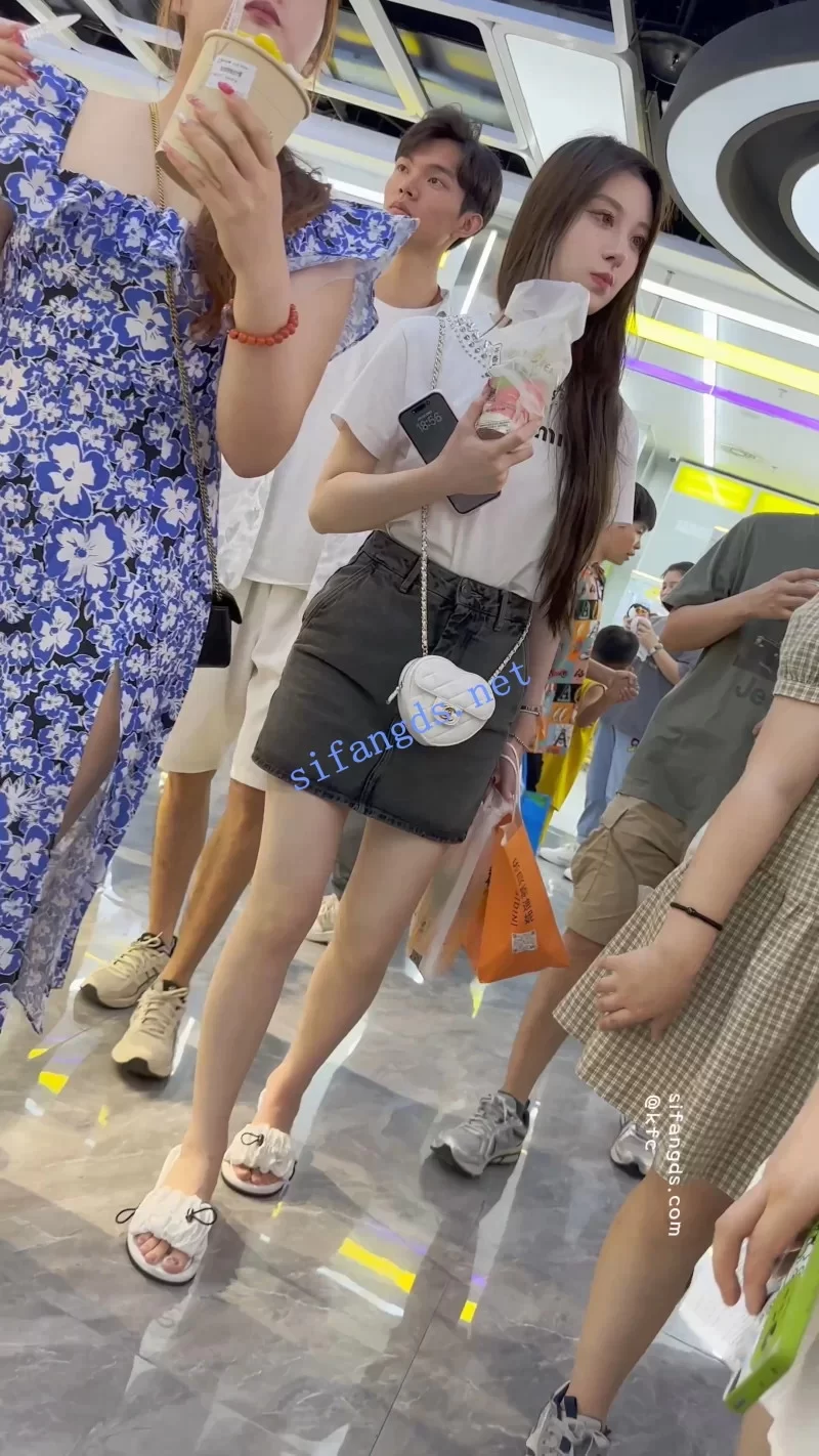 KFC短裙美女和闺蜜买奶茶·精装气质型·大哥一直偷看美女 [1V-812MB]