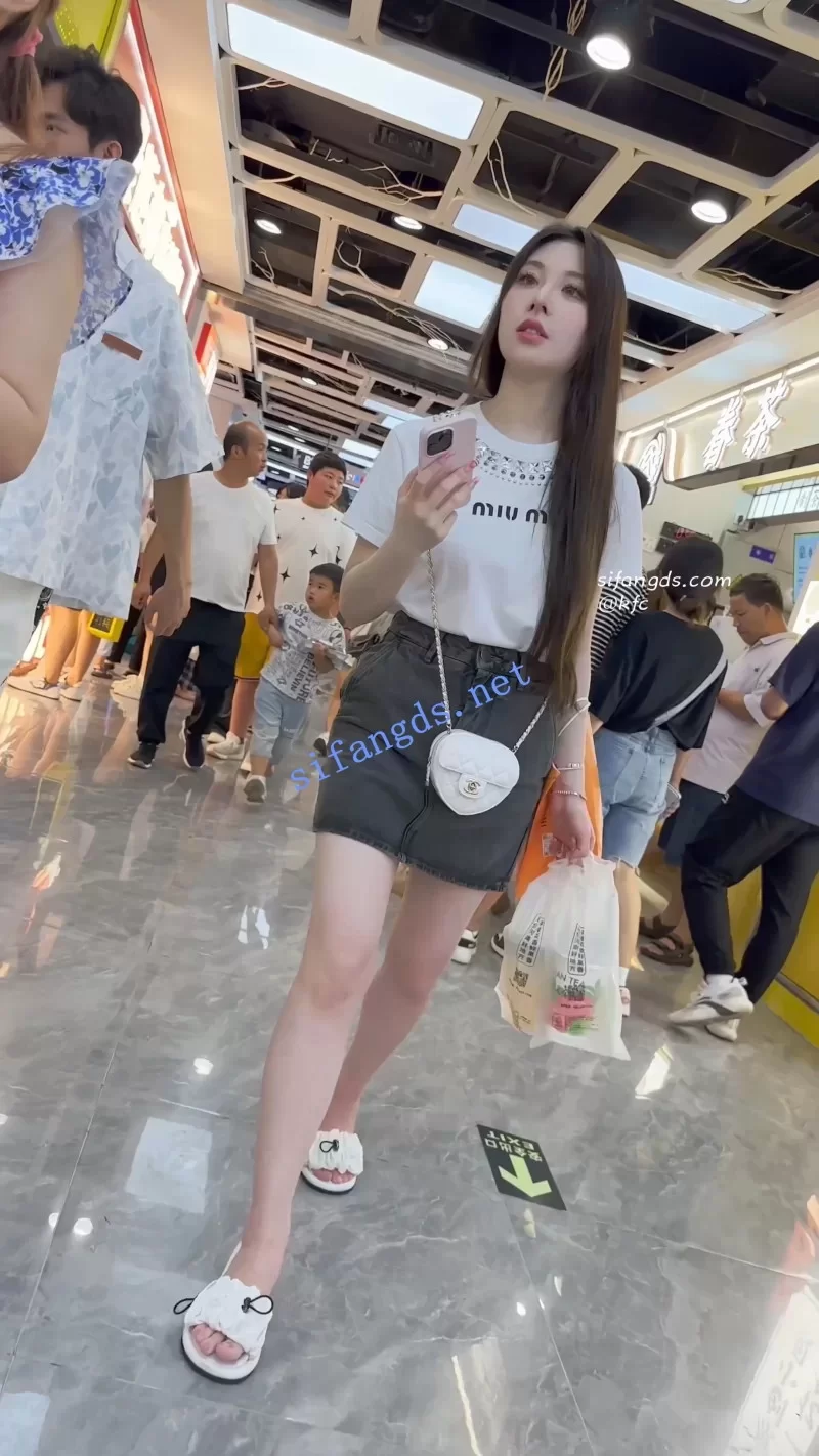 KFC短裙美女和闺蜜买奶茶·精装气质型·大哥一直偷看美女 [1V-812MB]