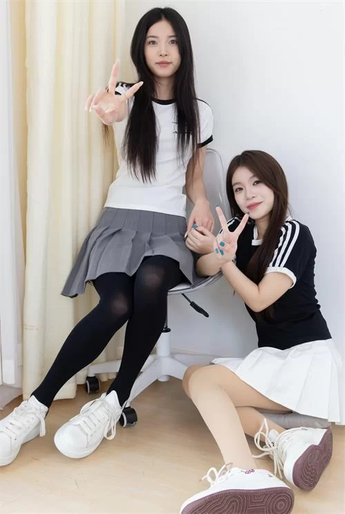 物恋传媒-茯苓&闪闪-姐妹花超短裙厚黑丝肉丝 [1V-1.2GB]