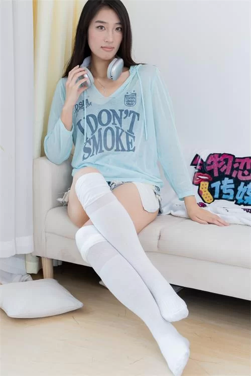 物恋传媒-小野-运动鞋、自然穿脏及膝白棉袜[1V-0.8G百度网盘] [1V-0.8GB]
