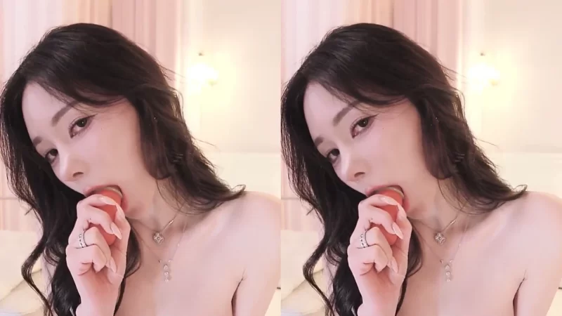 《韩国美女》超高颜值美女主播用嘴模拟戴套，模拟做爱 [1V-3.52GB]