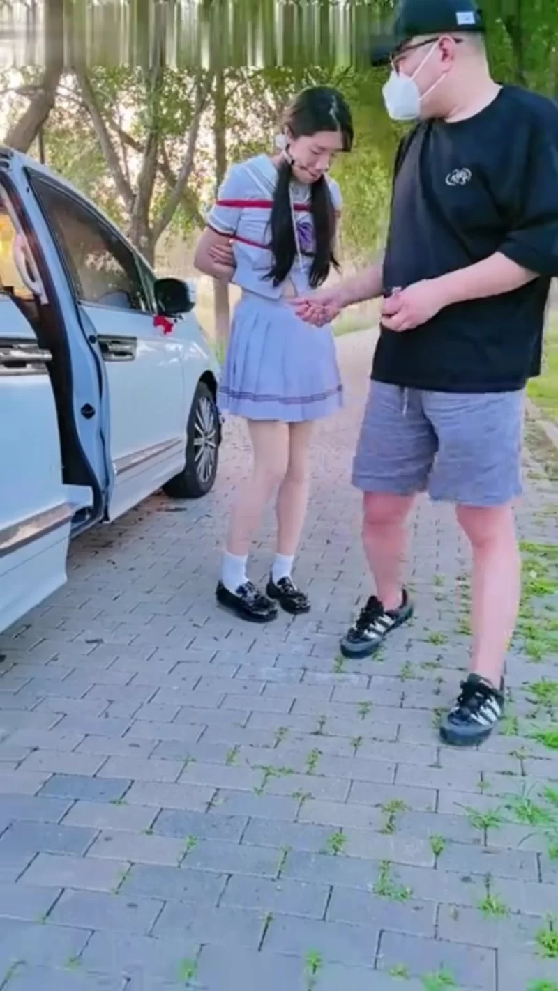 水手服伪娘被牵狗链牵到长椅M腿固定，TK+震动棒贞操锁强制高潮+掀裙暴露 [32:20] [-]