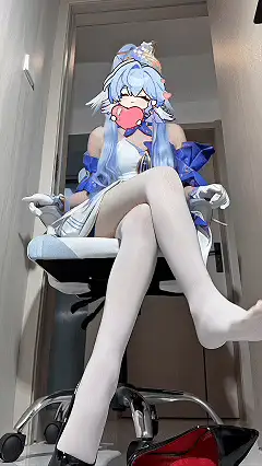 抖音足控博主《小小苏》COS知更鸟~高跟鞋白丝裸足辱骂调教 [1V-768MB]