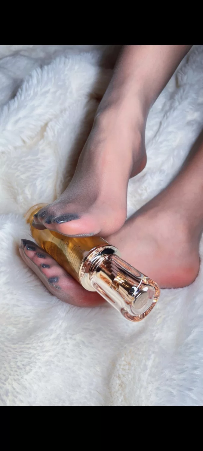 独家资源自购，易直播赵一一推特Yummy，美腿丝袜极品玉足，剧情视频 奶航出轨闺蜜男友 [v1-3.63g]