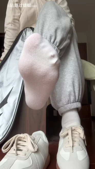 B站足控萝莉UP《路过蜻蜓ouo》运动鞋白袜+高跟裸足羞辱调教 [2V-1.27 GB]