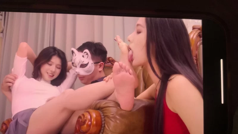 《澳门映画》小烧杯乐乐被小麦学姐和面具男边挠边舔 [1V-428m]