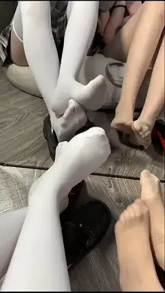 推特骚足萝莉《黑魔仙》JK制服各种丝袜皮鞭足交假鸡巴合集 [11V-1.37 GB]