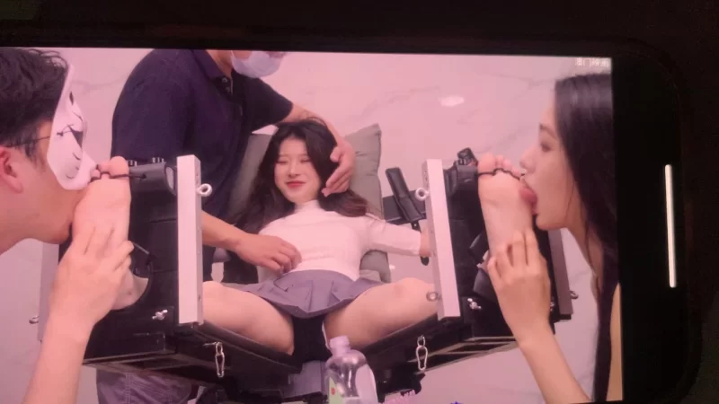 《澳门映画》小烧杯乐乐被小麦学姐和面具男边挠边舔 [1V-428m]
