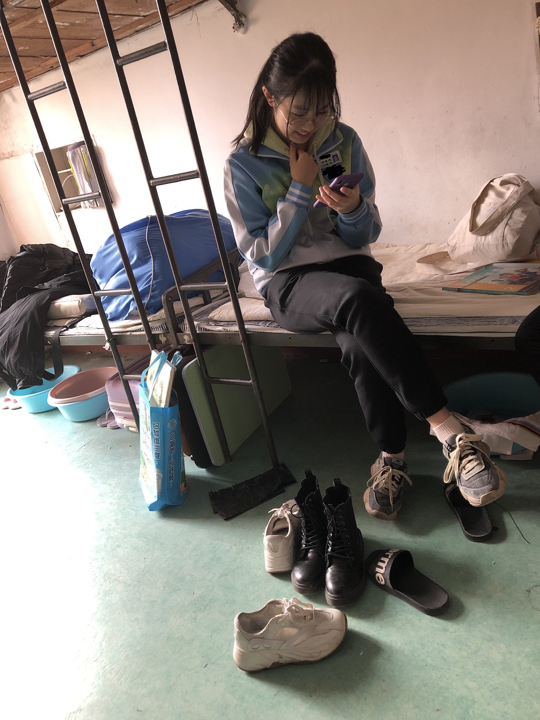 [BT]大学同班小可爱，活泼清纯 平时老喜欢她了，这下找到机会拍她尿尿的处女穴啦，还和室友在讨论课程 附生活照朋友圈 [-]