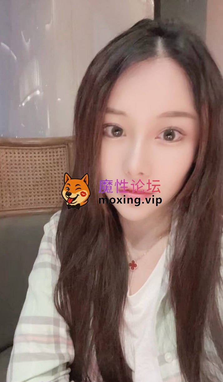 迅雷》黑蕾丝紧身短裙对镜自拍、红纱低胸深V自拍甜美反差，又软又色；白T掀起舔脚含脚趾、深喉含到底还被 [-]