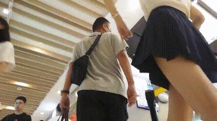 [BT]抄底高颜值气质美女 齐逼百皱裙还穿着骚内丁 跟着欣赏真是一种享受 [-]