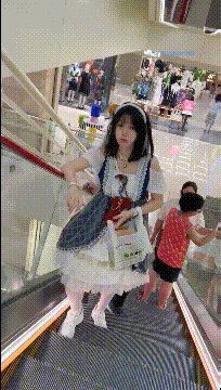 [BT]跟随抄底两个美眉 这裙也太容易被偷拍了 你们男盆友不知有木有看过这性感小屁屁 [-]