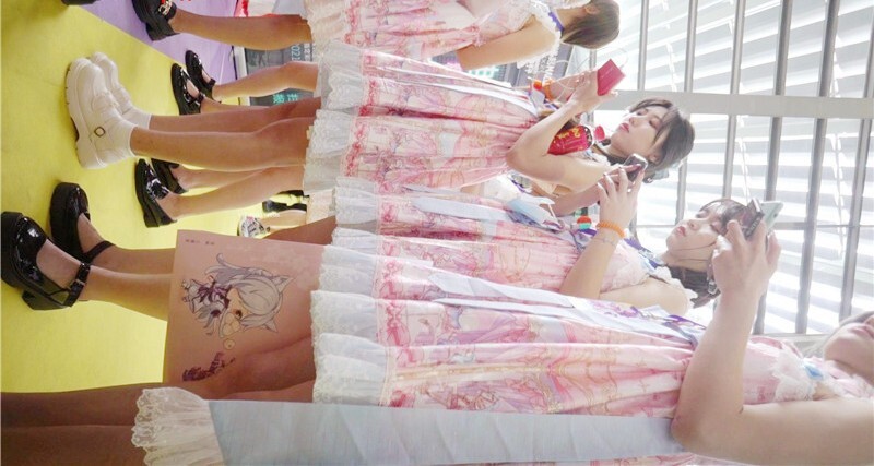 [BT]-ym漫展抄底,两个穿公主裙小美妞 光洁屁股沟和窄内湿痕真想摸摸 [-]