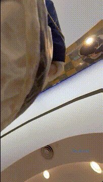[BT]跟随抄底两个美眉 这裙也太容易被偷拍了 你们男盆友不知有木有看过这性感小屁屁 [-]