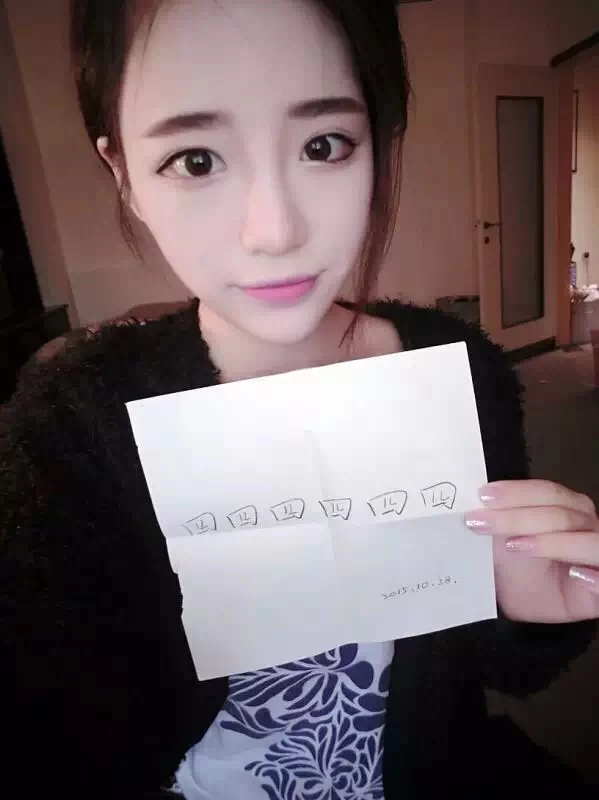 [四四四四] 丝袜 美腿 自慰 合集 [4V+131P-49MB]