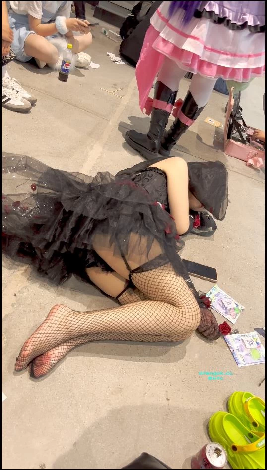 论坛首发，漫展coser被怼脚拍足控脚底特写 [1v-1.06GB]
