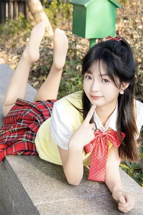 足愉心-婉宁-超短裙肉丝运动鞋[115P1V-1.4G百度网盘] [115p1v-1.4GB]