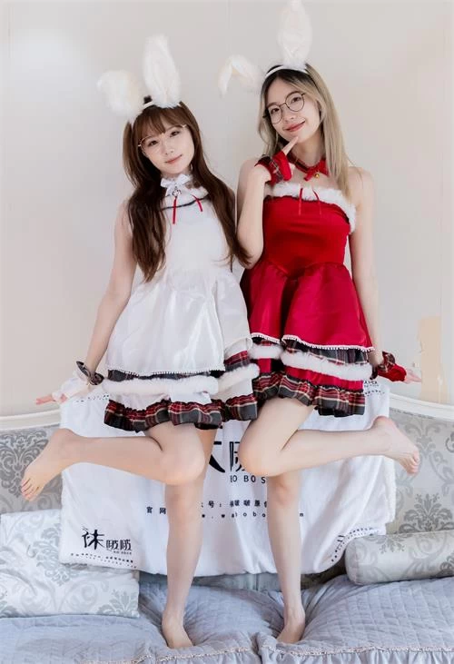 袜啵啵-小甜豆甜甜圈-高跟鞋、油亮薄肉丝白丝裸足 [170p1v-1.9g]