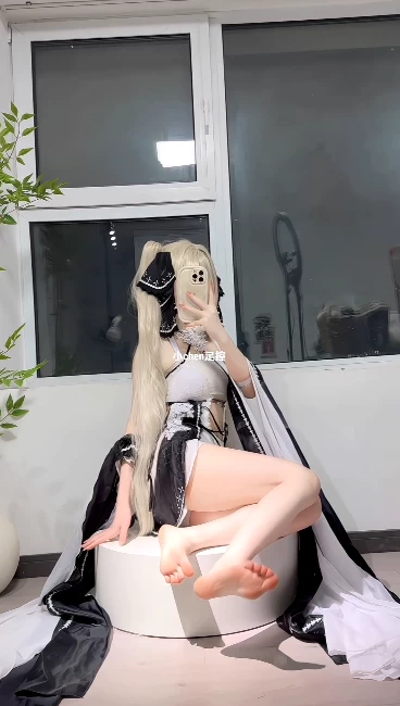 足控萝莉coser《小狸》可畏+阮梅+知更鸟~高跟丝足模拟足交 [3V-623MB]