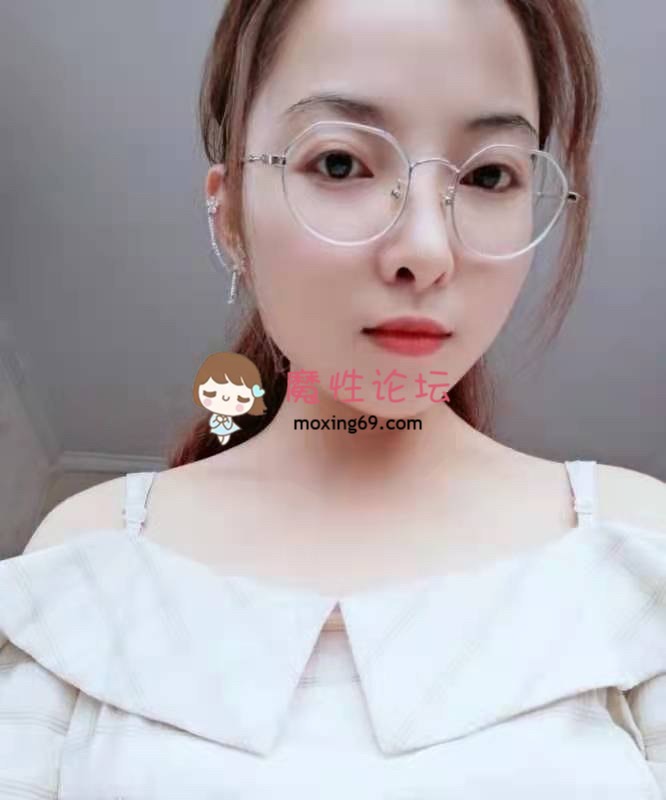 《百度云泄密》 福州超反差初中女老师 家中和光头情人啪啪流出 [-]