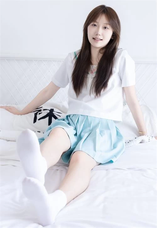 袜啵啵-香菜-帆布鞋、纯白棉袜jk制服[150P1V-1.3G百度网盘] [150p1v-1.3g]