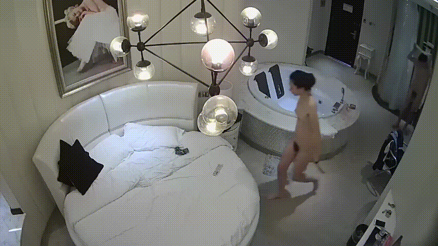 [夸克]❣️酒店偷拍❣️颜值高身材好的长发苗条美女 被男人扣逼喂屌打炮 再洗个鸳鸯浴 出来男人想再打一炮 美女不干了《1V/1.4G》 [-]