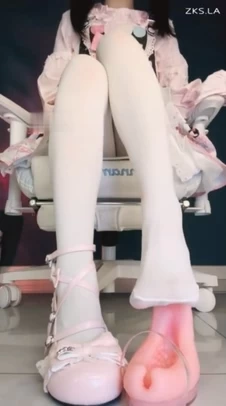 维妮 - 小萝莉妹妹穿着洛丽塔进行调教贱狗哥哥 在哥哥抽 [1V-309MB]