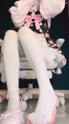 维妮 - 小萝莉妹妹穿着洛丽塔进行调教贱狗哥哥 在哥哥抽 [1V-309MB]