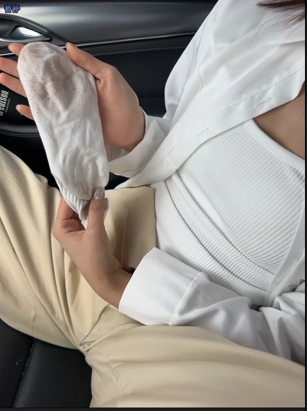 推特Chris素人原味面交足控合集 妹子在车里当面脱下袜子 [视频：561，图片：652-6.29GB]