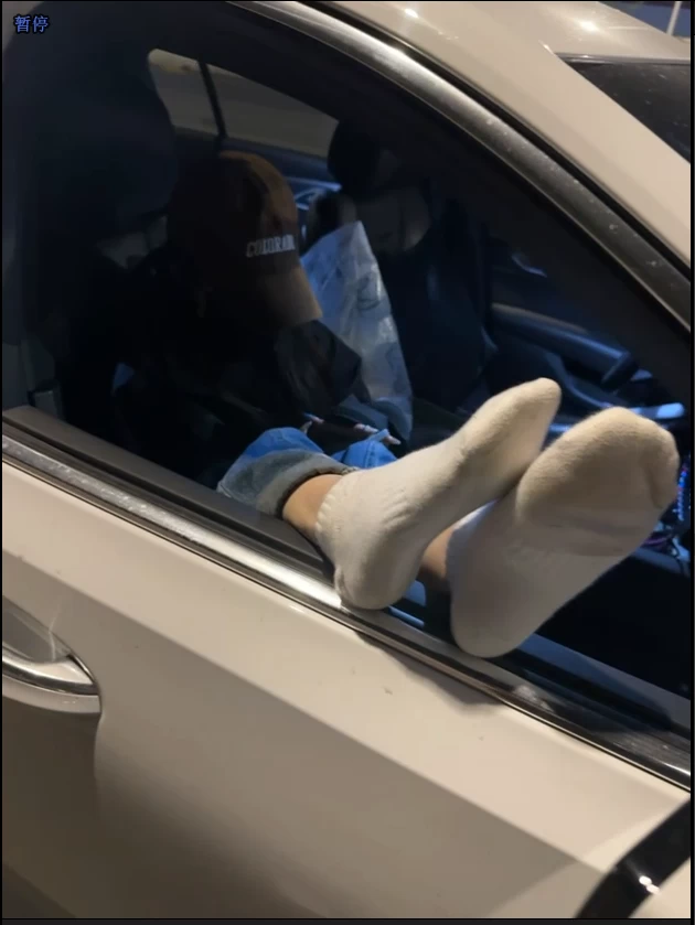 推特Chris素人原味面交足控合集 妹子在车里当面脱下袜子 [视频：561，图片：652-6.29GB]
