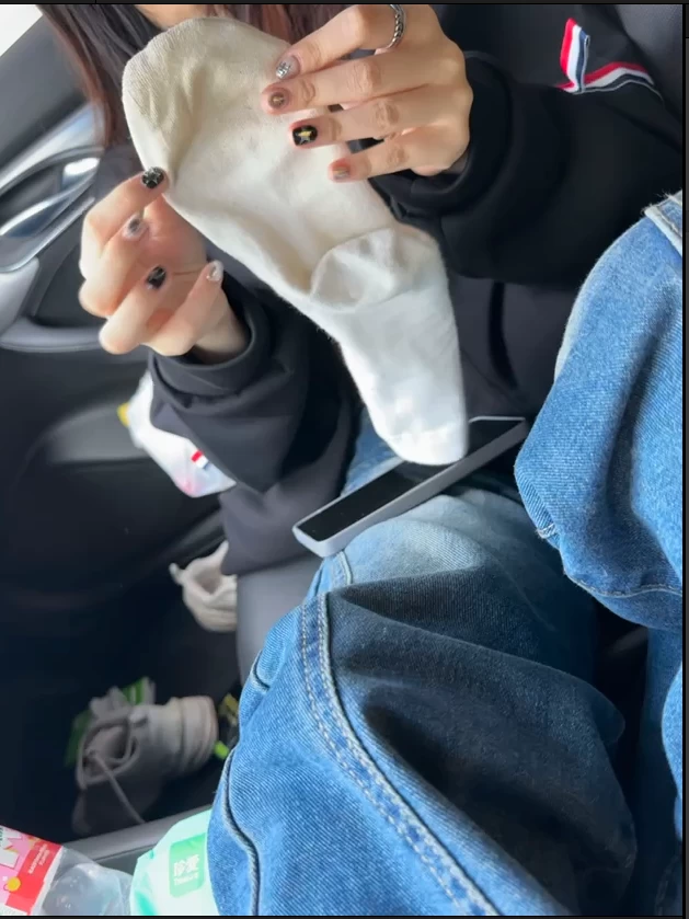 推特Chris素人原味面交足控合集 妹子在车里当面脱下袜子 [视频：561，图片：652-6.29GB]