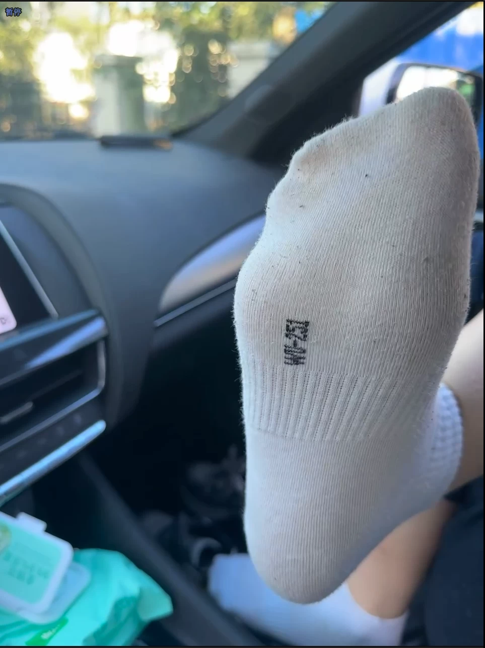 推特Chris素人原味面交足控合集 妹子在车里当面脱下袜子 [视频：561，图片：652-6.29GB]