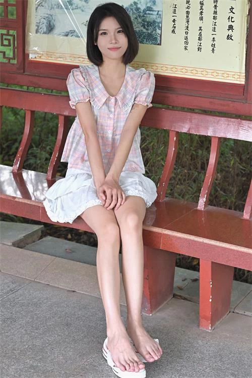 凝思摄影-小睿-短裙短白袜平底鞋 [150P1V-1.3G百度网盘] [150p1v-1.3g]