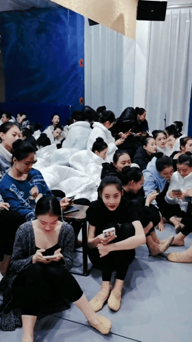 高颜值舞蹈生B下春光，舞蹈学院手持厕拍艺校舞蹈生日记私拍合集《541V/NP/59G》 [-]