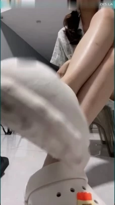 香芋朱朱 脏洞洞鞋 闻鞋舔脚舔鞋底 红绿灯寸止 磕头插马 [1V-387MB]