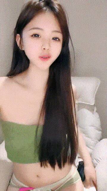 白丝高跟露脸高颜值小懒猫深夜激情大秀诱惑狼友，揉奶玩逼特写展示，跳蛋塞逼里道具抽插，浴室诱惑尿尿刺激[2V 2456 MB] [BT] [-]