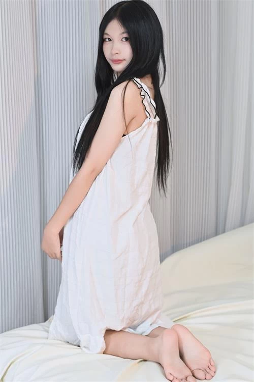 凝思摄影-沅沅-连衣裙短白袜洞洞鞋 [140P1V-1G百度网盘] [140p1v-1g]