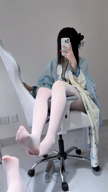 抖S足控萝莉coser《小小苏/小七》满穗~反差白丝挑鞋淫语调教 [1V-540 MB]