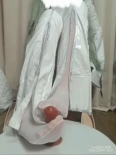 足控福利：《璃婉》COS叛逆的鲁鲁修CC~白丝足交践踏假鸡巴 [1V-650MB]