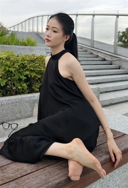 素人18号-车拍模特裸足足秀[258P9V-0.9G百度网盘] [258p9v-0.9g]