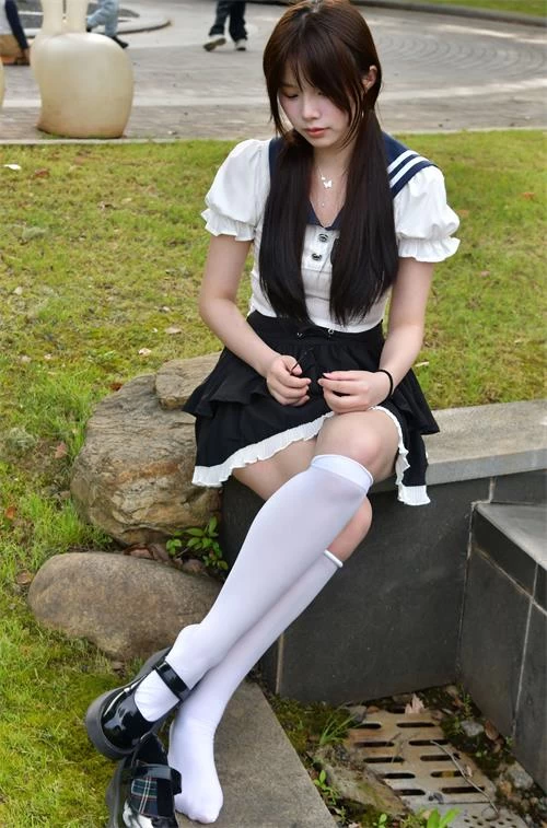 爱月下-兔兔-林间甜妹-JK少女尽显元气娇俏 [10p1v-0.9g]
